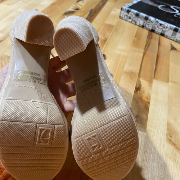 Heels - Picture 3 of 3